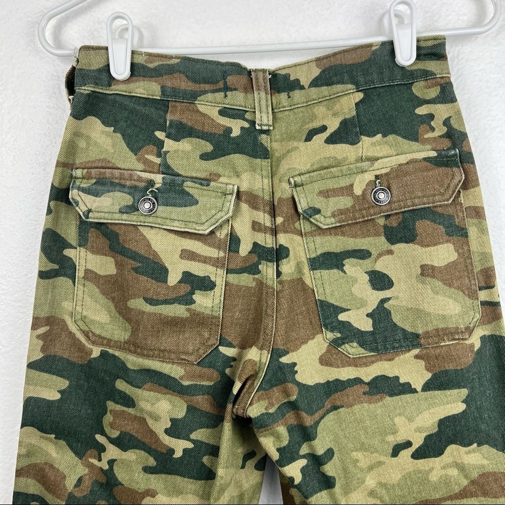 WE THE FREE Remy Cropped Camo Pant in Moss, Size 25 - Picture 6 of 10